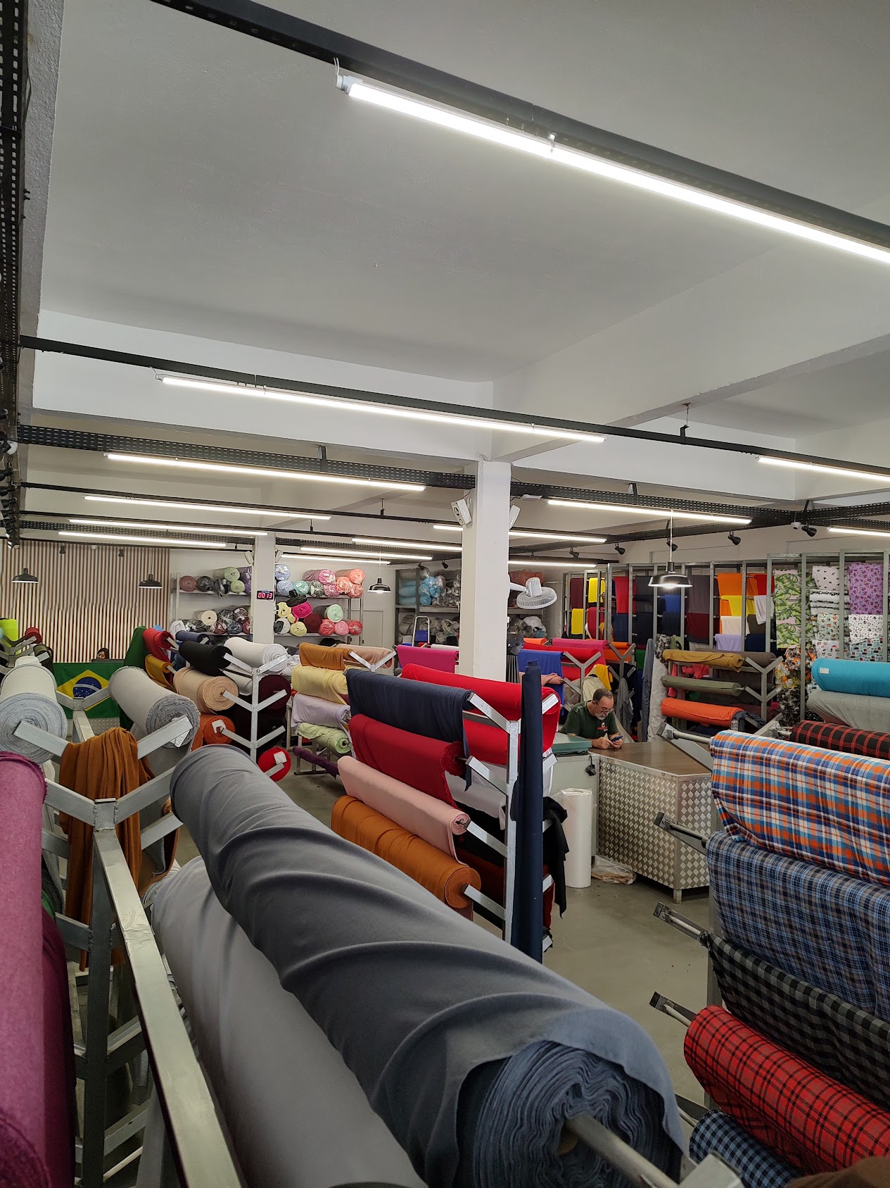 Interior da loja Formigão Malhas com prateleiras de malhas coloridas